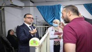وزير الصحة يُعفي مدير مدينة الإمامين الكاظمين الطبية بعد زيارة مفاجئة