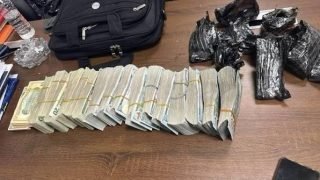 الكمارك تكشف نتائج حملاتها: إحباط تهريب 226 ألف دولار و8 بنادق كلاشينكوف