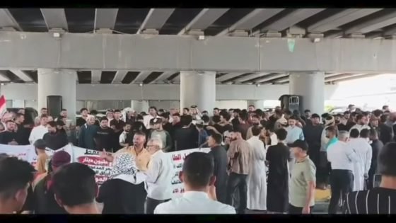 عاجل / تظاهرات كبيرة لأصحاب معامل الطابوق أمام مبنى محافظة ميسان