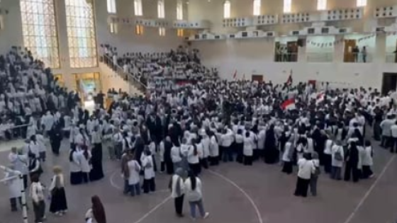 اعتصام مفتوح..“ما نرجع ما نرجع”.. طلبة كلية طب البصرة يصعدون ضد العميد بعد رفض إقالته.. اتصال الوزير أشعل الأوضاع