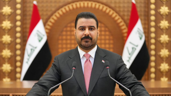 رئيس مجلس الوزراء علي الزيدي يتحدث أمام العلم العراقي